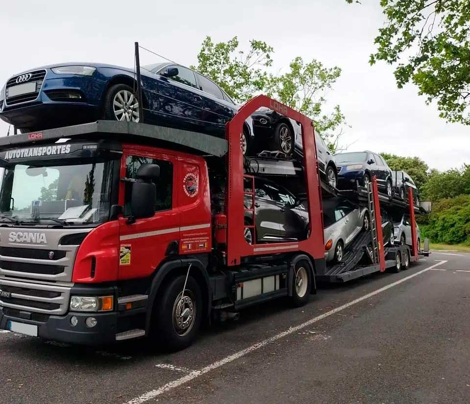 Autotransportes Sierra López vehículos sobre grúa